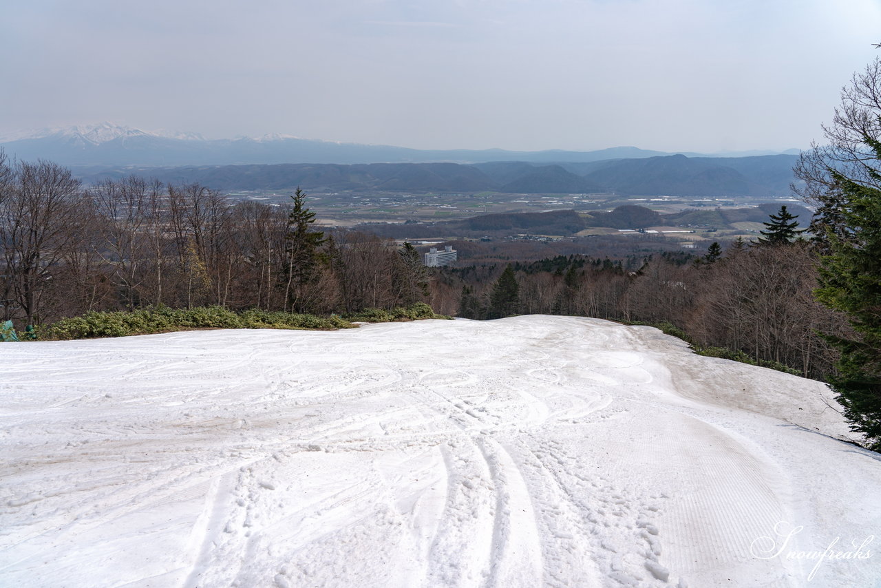 富良野スキー場　さすが富良野！4月24日現在、山麓までの全長約3,000ｍロングコースがオープン中(^^)/